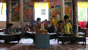 Nhóm trẻ chơi nhạc ngũ âm ở chùa Dơi
